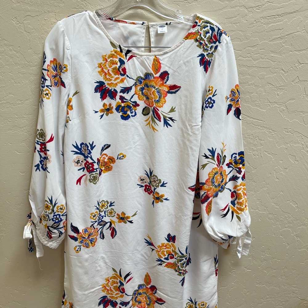 Old Navy, Woman’s Floral Shift Dress, Size M.Fully Lined.Tie Detailed Cuffs.